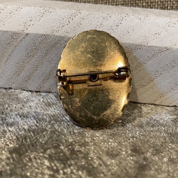 Vintage Black and White Faux Medusa Cameo Oval Brooch - Picture 2 of 2